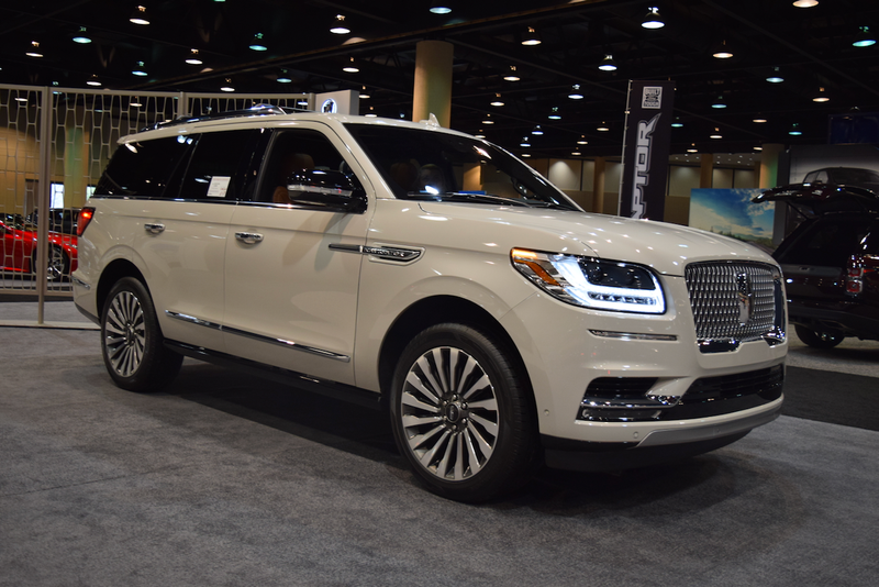 Last year, due to a jerk running the Lincoln stand, I was unable to get any pics of the Navigator. This year, the gentleman at the Lincoln stand told me to take as many as I wanted.